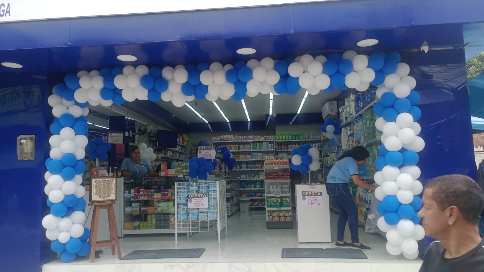 Farmacêutica atendendo cliente com atenção e cuidado